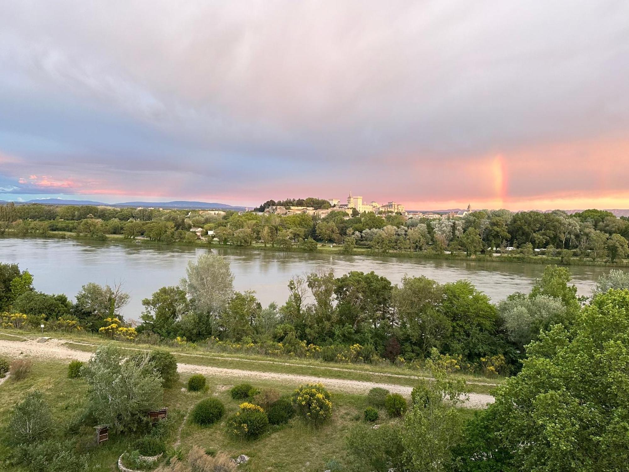 Charmante Petite Maison Avec Vue Panoramique, En Centre Historique, Proche D'Avignon, Ancienne, Renovee, Climatisee, Terrasse, Parking Public Gratuit Villeneuve-lès-Avignon Extérieur photo